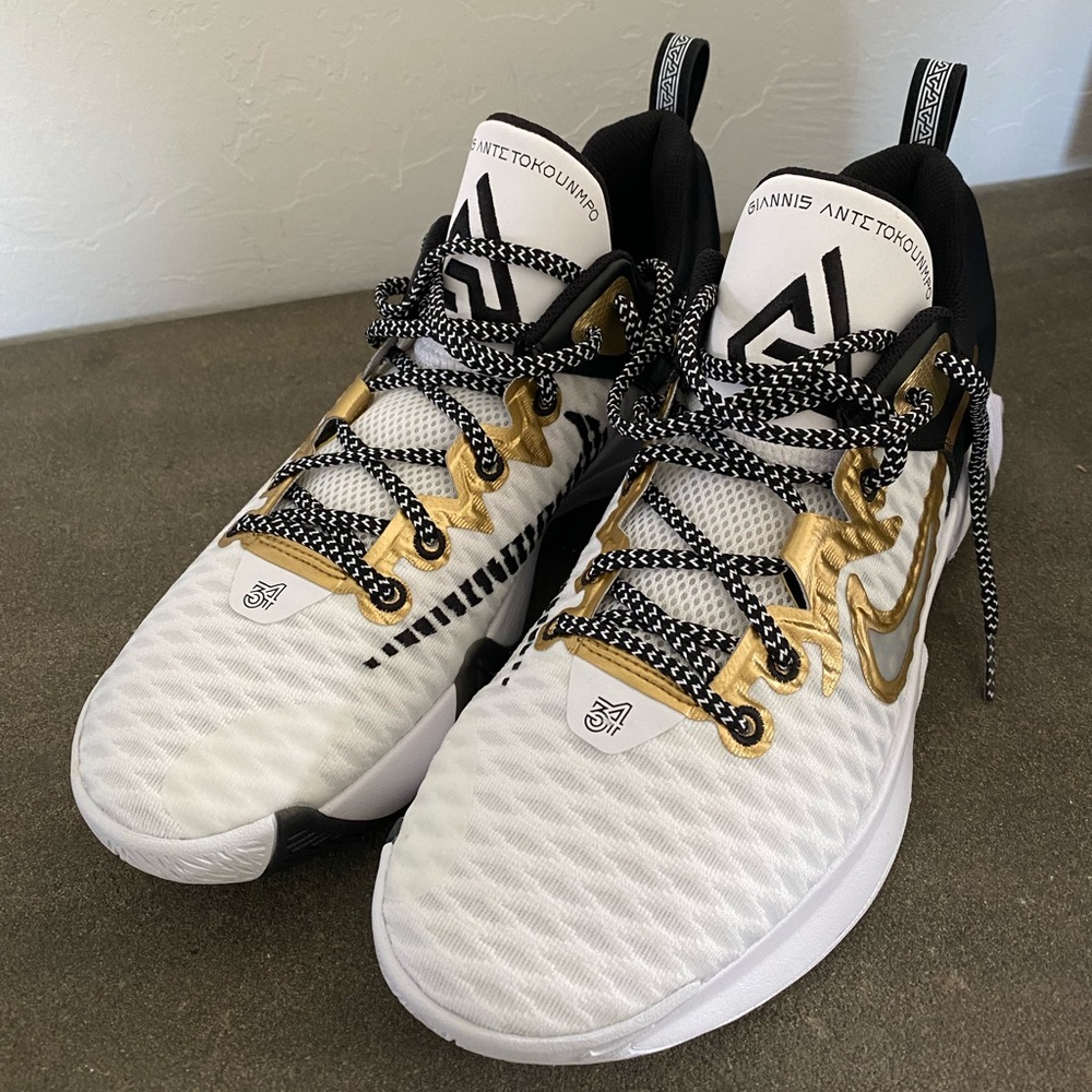 MENS NIKE SZ 10 GIANNIS IMMORTALITY BASKETBALL SHOES
